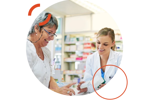 Duas pessoas em uma farmácia sorrindo.